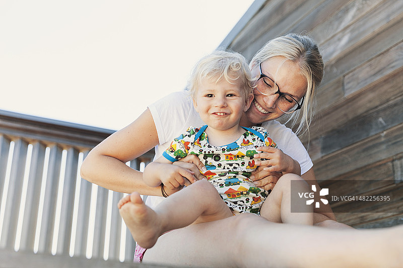 坐在妈妈腿上的小男孩图片素材