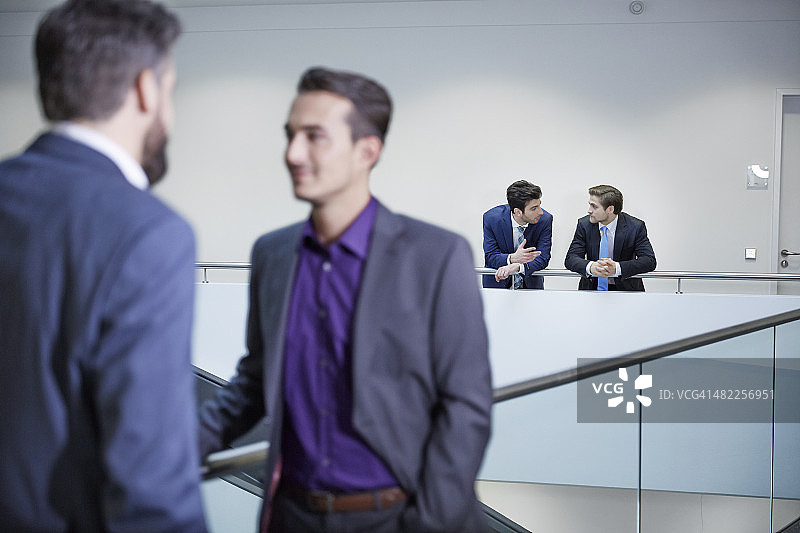 德国诺伊斯，商人在走廊交谈图片素材