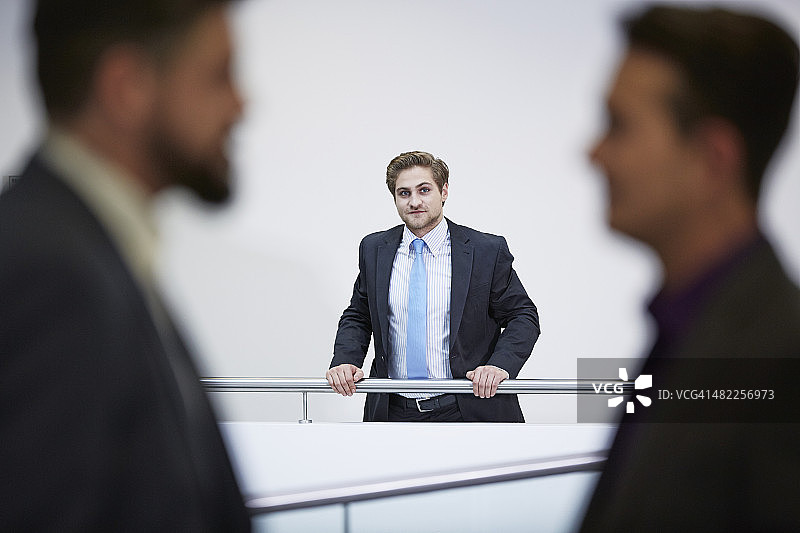 德国诺伊斯，商人在走廊交谈图片素材
