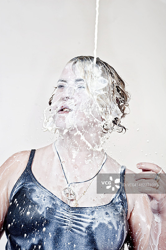 牛奶浴中的女人图片素材