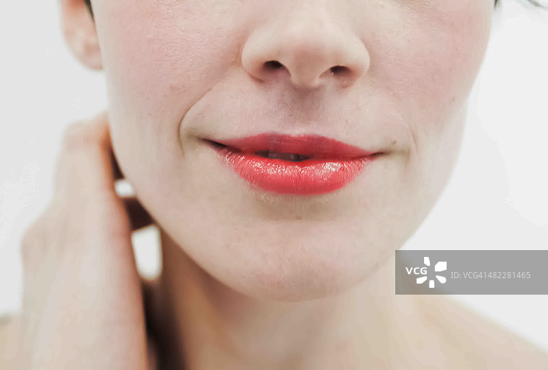 面部特写：口鼻颈部和手图片素材