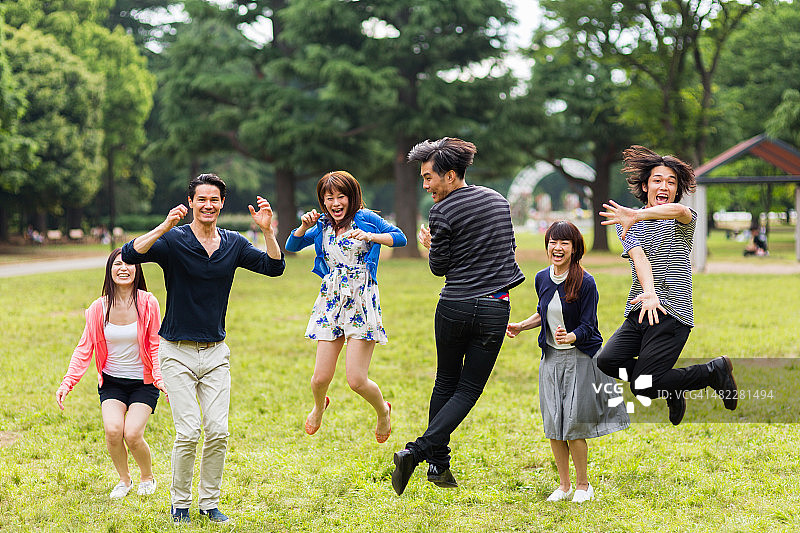 欢快跳跃的朋友们图片素材