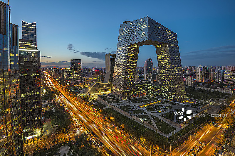 夜晚的北京中央商务区高楼大厦天际线，中国城市景观图片素材