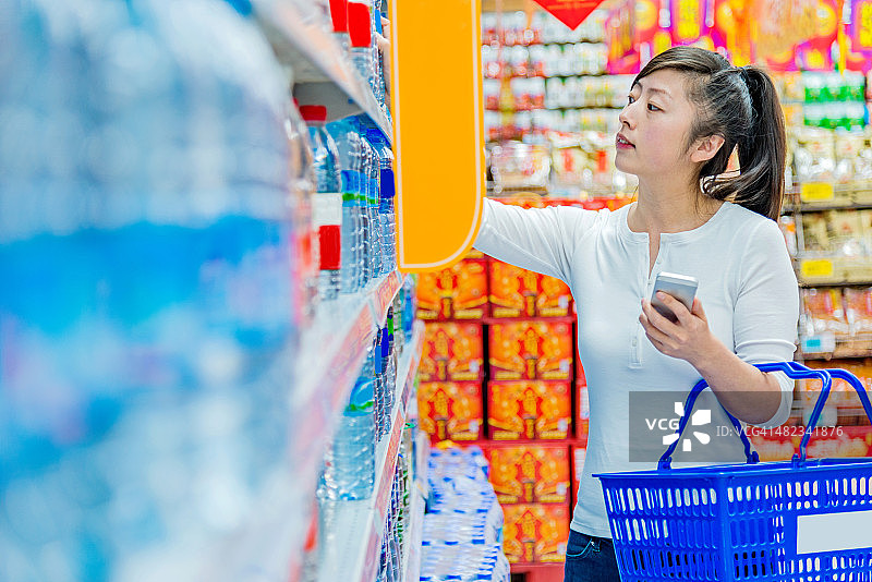 女人选择瓶装水图片素材