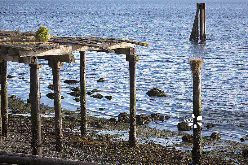 废弃的商业渔港码头图片素材