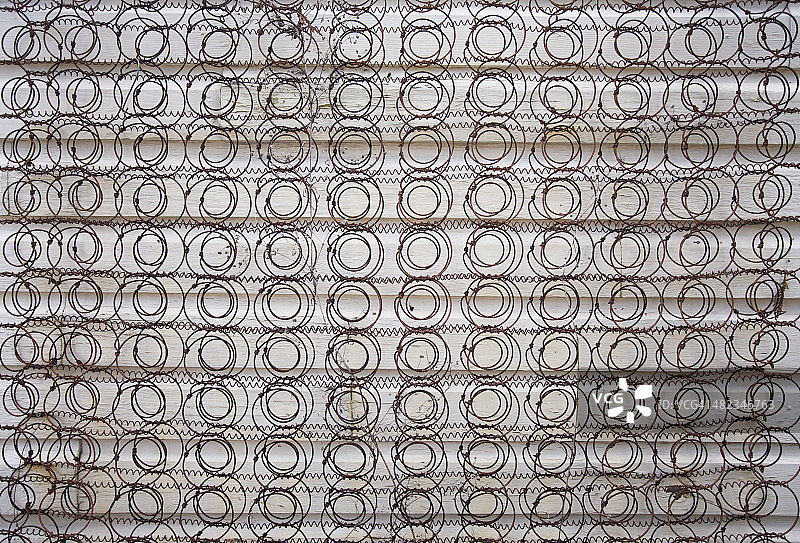 生锈的古董床弹簧图片素材