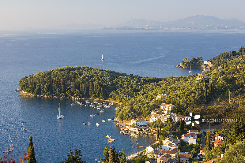 从山坡上眺望希腊科孚岛卡拉米图片素材