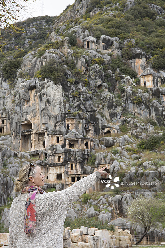 女人探索古希腊遗址图片素材