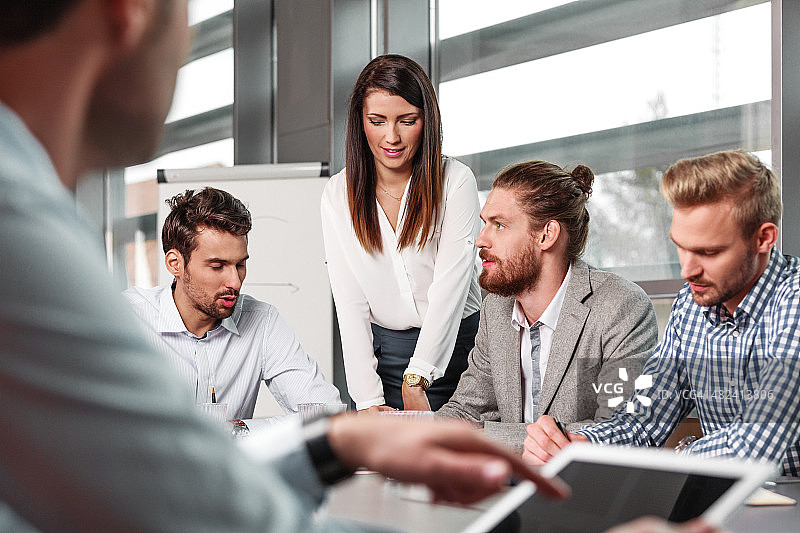 会议室里的商务团队头脑风暴图片素材