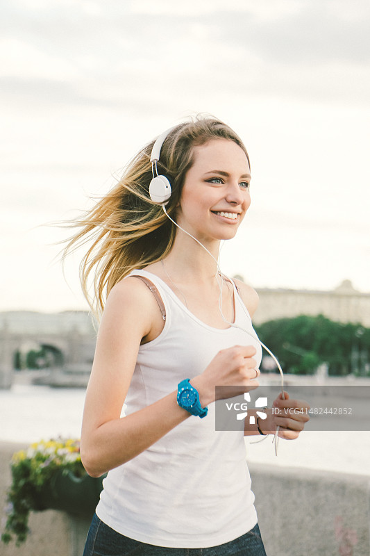 美女跑步时听着她最喜欢的音乐图片素材