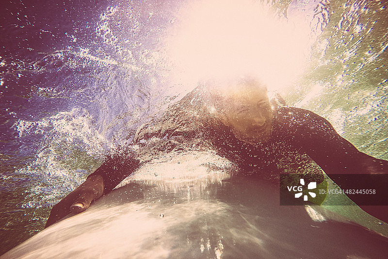 在海浪下潜水图片素材