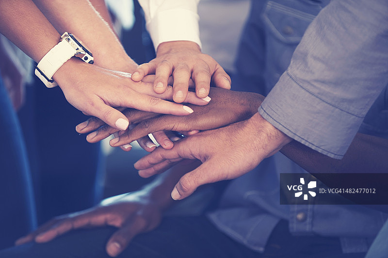 一群年轻的多元文化商务人士在庆祝图片素材