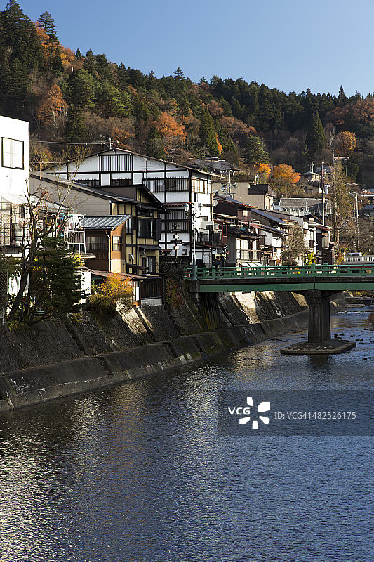 河岸上的高山老城区图片素材