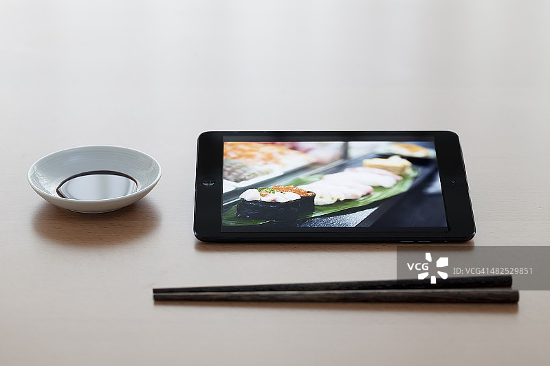 平板电脑寿司午餐图片素材