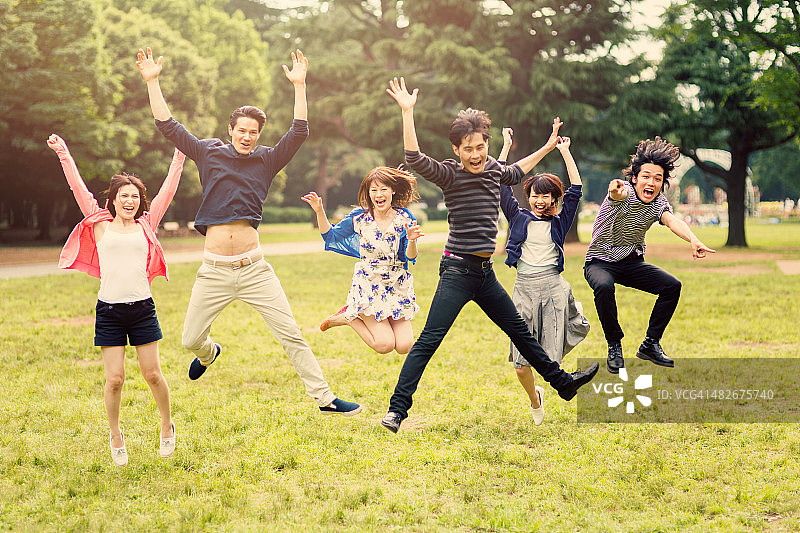 欢快跳跃的朋友们图片素材