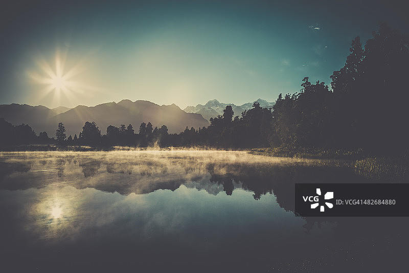 新西兰马瑟森湖日出自然全景图片素材