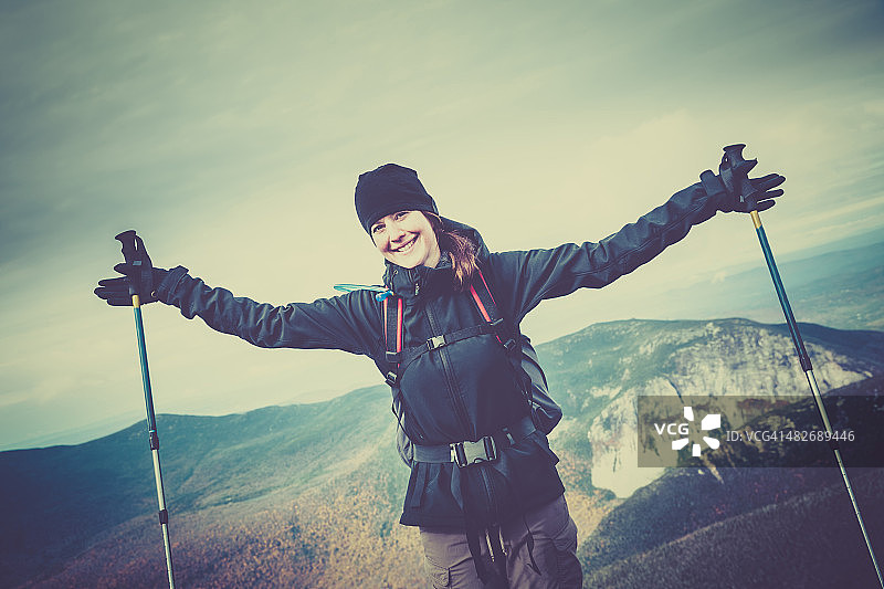 女徒步旅行者眺望山顶图片素材