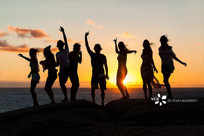 在岩石上跳舞的年轻聚会人群图片素材