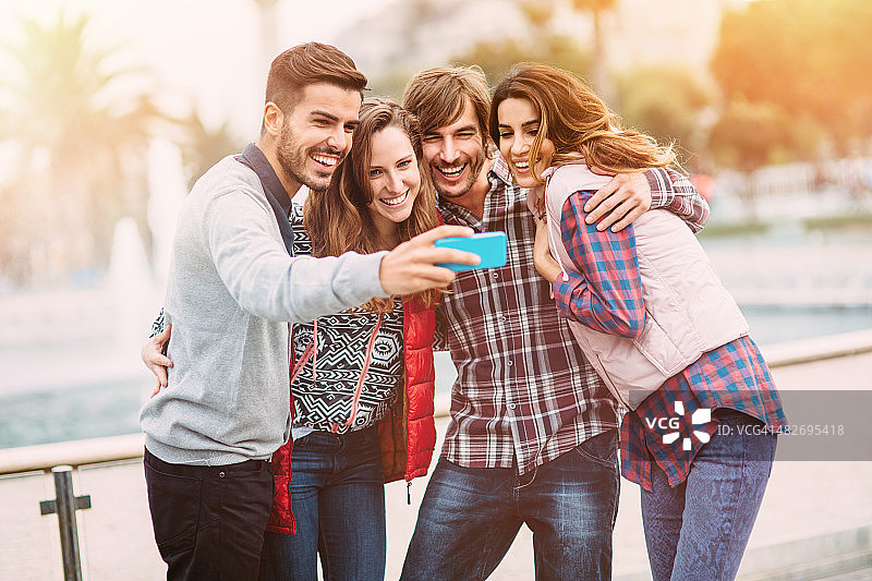 在城市里自拍的快乐朋友们图片素材