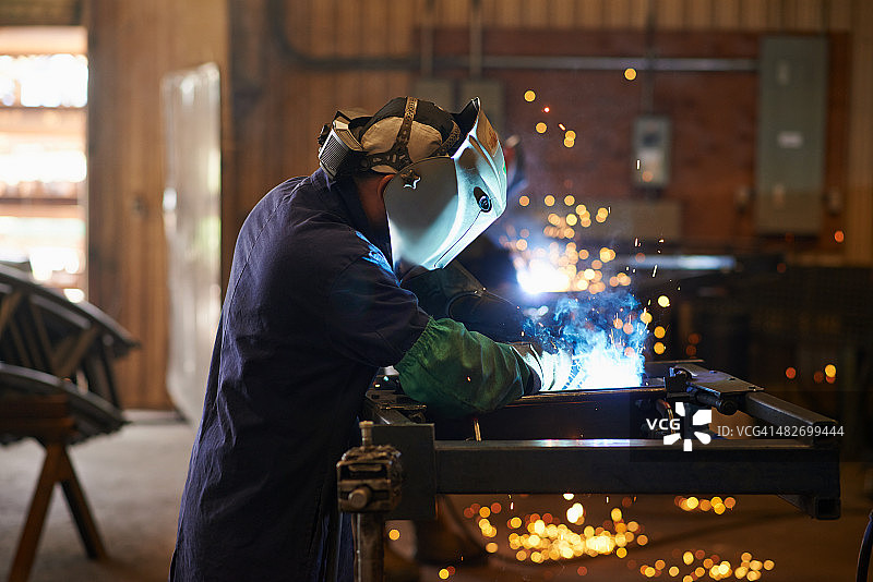 经验丰富的弧焊工图片素材