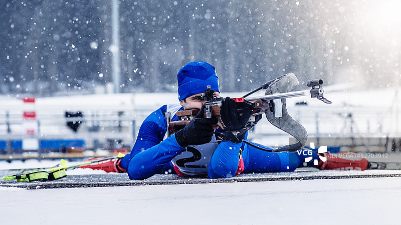 年轻男人在冬季两项训练中射击图片素材