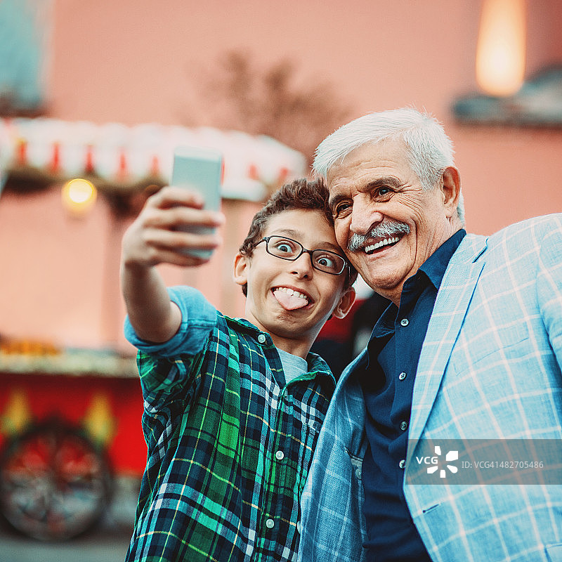 老年男人和小男孩自拍图片素材