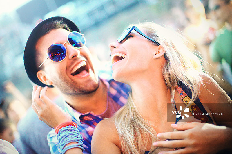 在聚会上跳舞的人们图片素材