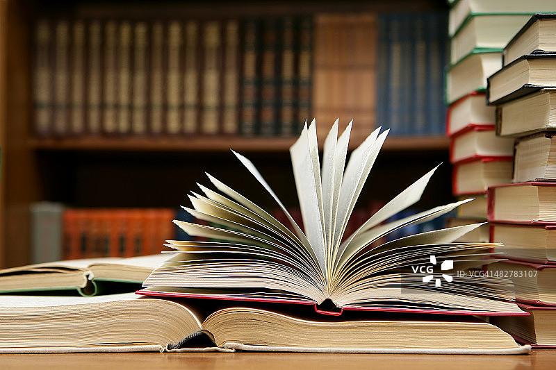 书籍的世界图片素材