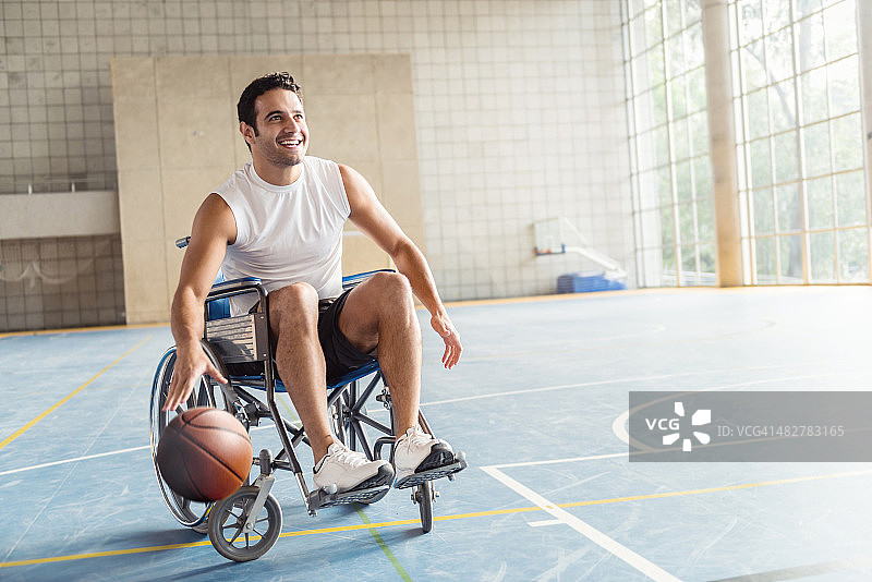 坐轮椅的篮球运动员图片素材