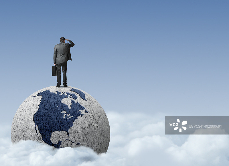 站在地球顶端眺望远方的商人图片素材