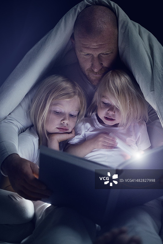 父女睡前读书图片素材
