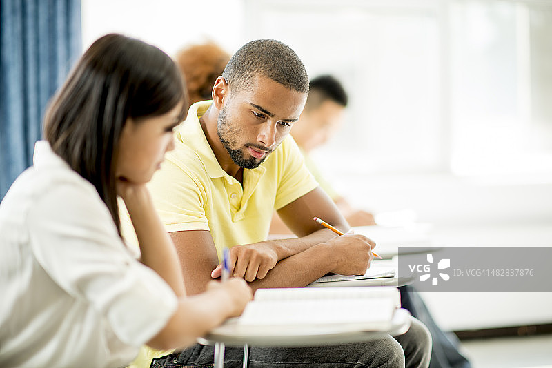 大学生在演讲厅图片素材