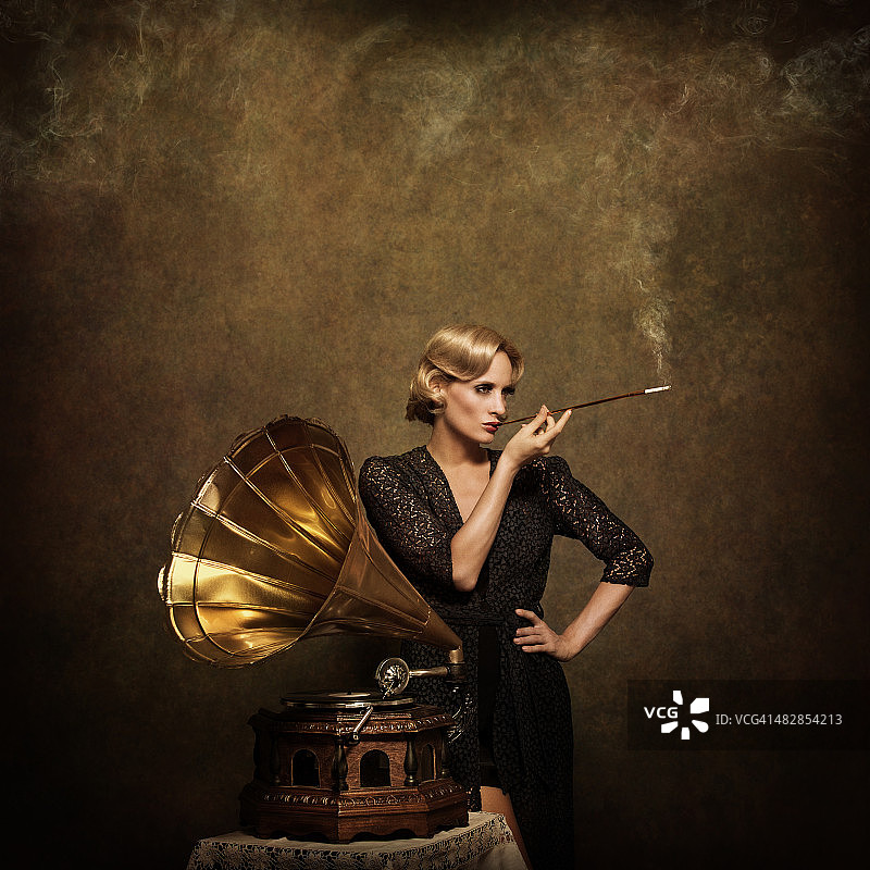 听着音乐抽烟的复古女人图片素材