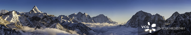 喜马拉雅山脉尼泊尔雪峰高耸于云端之上图片素材