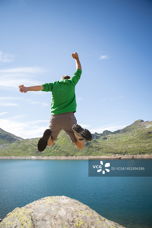 在山顶上的无忧无虑和自由图片素材