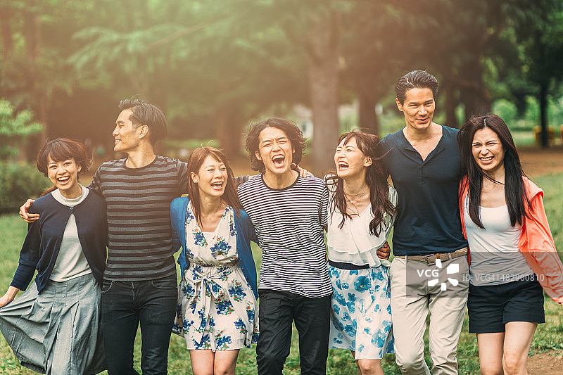 友好的拥抱图片素材