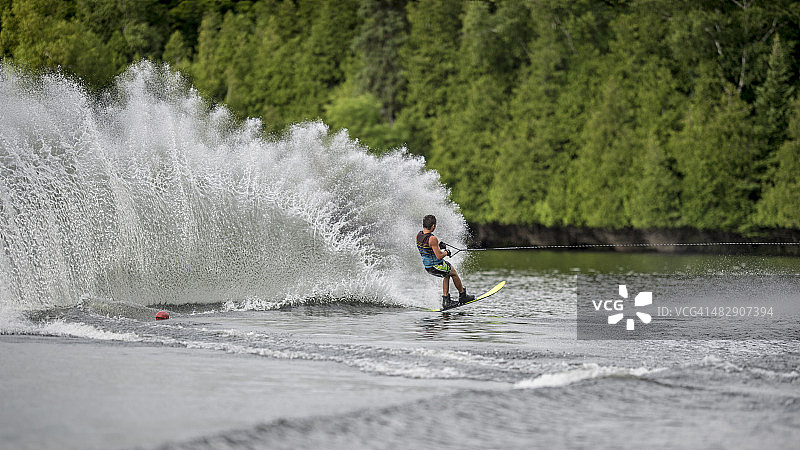 回转滑雪者图片素材
