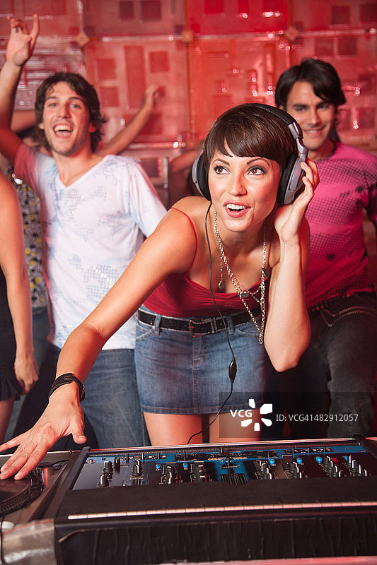 夜总会DJ与跳舞的人群图片素材