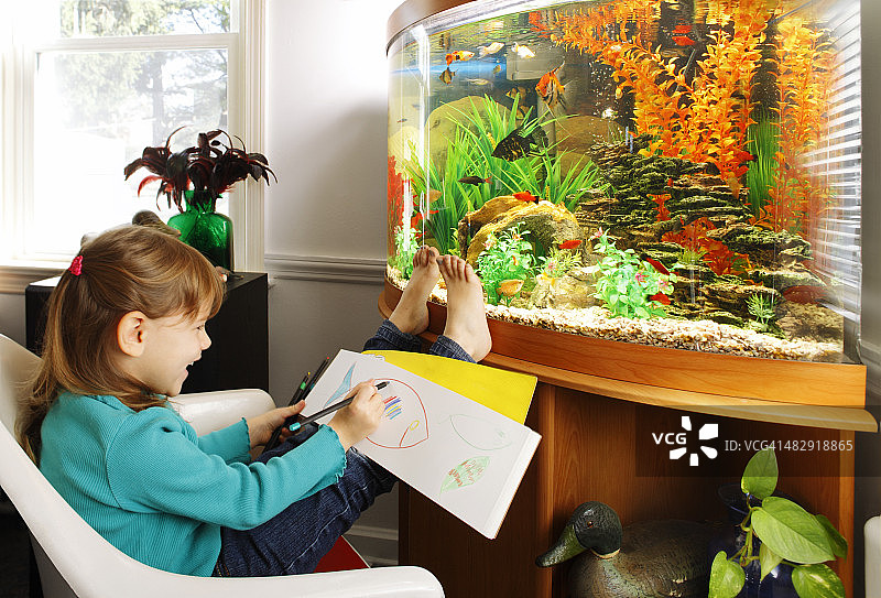 儿童在水族馆画鱼图片素材