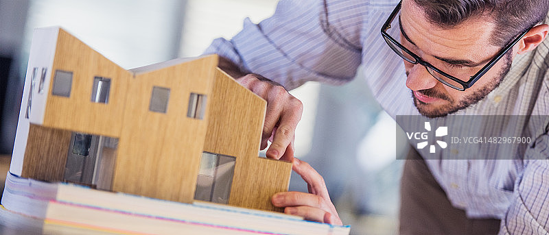 建筑师制作建筑模型图片素材