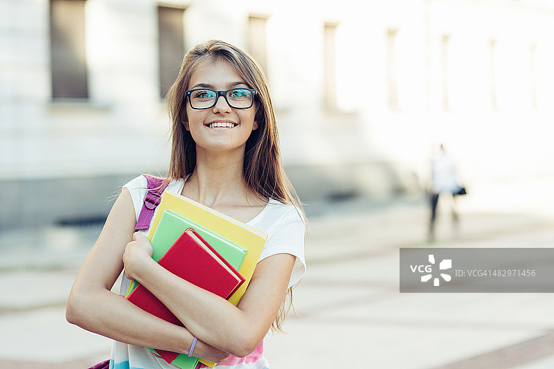 手拿课本的女学生图片素材