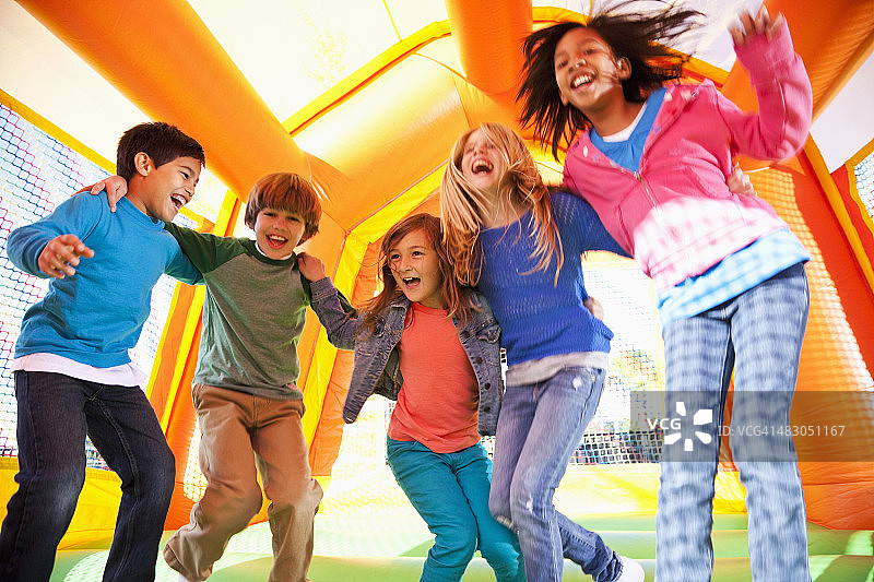 充气城堡里的孩子们图片素材