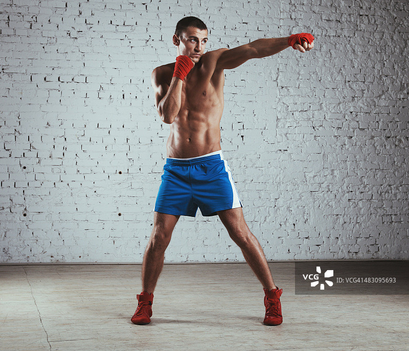 拳击手出拳图片素材