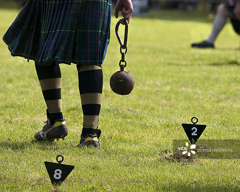 高地运动会：掷重物图片素材