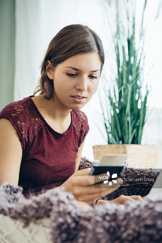 安全的电子银行：年轻女人在吊床上放松图片素材