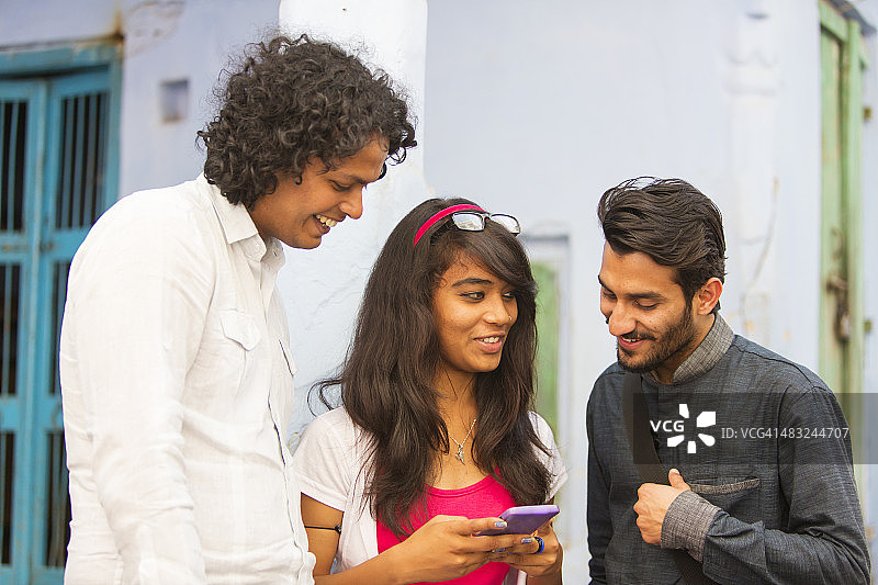 使用手机的年轻朋友图片素材