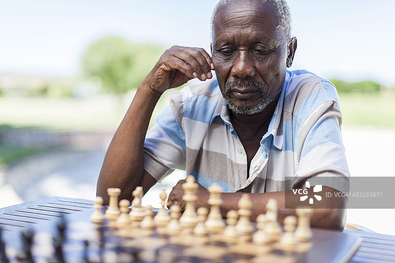 思考下一步的老年非洲男人图片素材