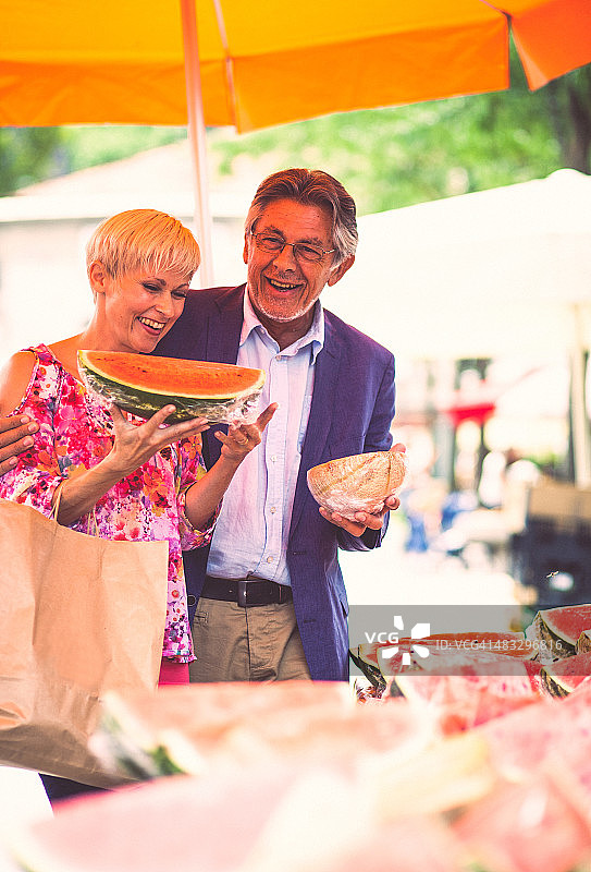 在街头市场购买食物的中年夫妇图片素材