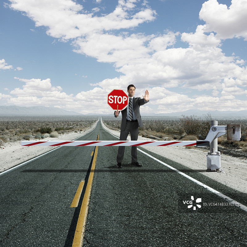 商人阻止路障处的交通图片素材