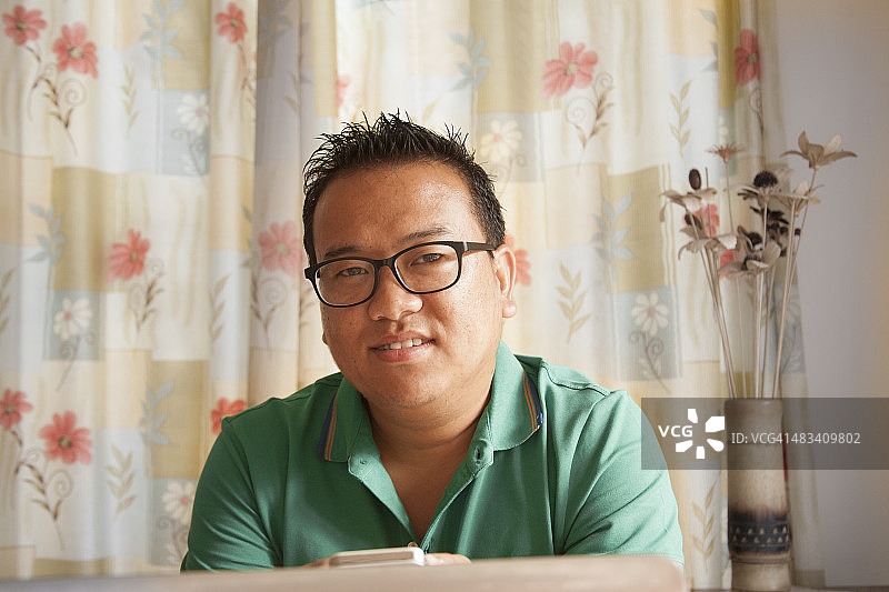 肖像。来自印度那加兰邦的印度男子在家中。特写。图片素材